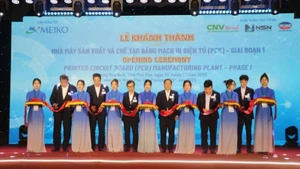 Leaders of Phu Tho Province and Meiko Group cut the ribbon at the ceremony. (Photo: NDO)