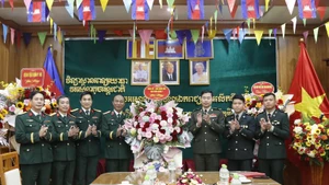 Major General Pham Duc Tiep, Deputy Director of the Viet Nam Military Medical Academy, presents flowers to congratulate the 72nd anniversary of Cambodia’s National Day and the founding of the Royal Cambodian Armed Forces.