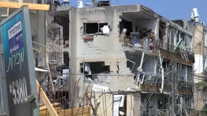 A residential area in Bat Yam, near Tel Aviv of Israel, hit by a missile attack on June 14, 2025 that left nine dead and nearly 200 injured. (Photo: VNA)