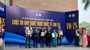 Four authors were presented Gold Medals at the awards ceremony. (Photo: NDO)
