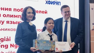 The organising committee presents award to a contestant.