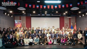 A large number of overseas Vietnamese, young people, students and cinema lovers attended the exchange to support the film crews. (Photo: MINH DUY)