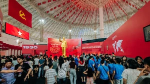 The exhibition space "95 years of the Party Flag lighting the way" within the framework of the National Achievements Exhibition attracted many people to visit and experience. (Photo: NDO)