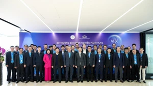 Minister of Science and Technology Nguyen Manh Hung visited and talked with leaders of CMC Technology Group (Photo: NDO)