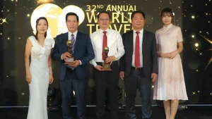 Leaders of Phong Nha–Ke Bang National Park received the awards of WTA 2025. (Photo: NDO)