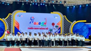 The Organising Committee awarded certificates of participation to the 32 teams in the final round of the 2025 Viet Nam Robocon Creativity Competition. (Photo: nhandan.vn)