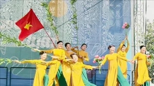 An art performance at Vietnamese Cultural Days in Budapest, Hungary. (Photo: VNA)