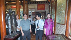 Prime Minister Pham Minh Chinh visited and offered incense at the General Nguyen Chi Thanh Museum. (Photo: NDO)