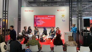 Representatives of some Vietnamese publishers exchange views on copyright issues at the Frankfurt Book Fair 2025. (Photo: NDO)