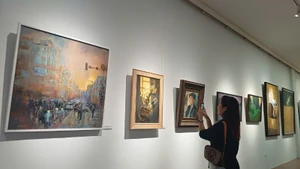 The exhibition attracted interest from art professionals and fine arts enthusiasts (Photo: NDO)