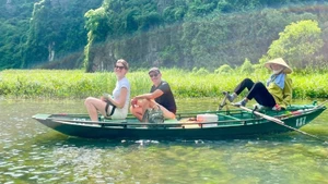 International tourists visit Tam Coc, Ninh Binh. (Photo: NDO)