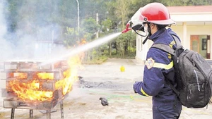 The Fire Prevention and Rescue Police Department of Tuyen Quang Provincial Police tests the multi-purpose firefighting gel researched by the Institute of Chemistry. (Photo: NDO)