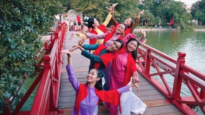 The public dance “Hand in Hand” conveys the message of solidarity and unity.