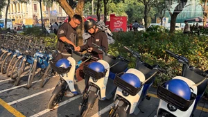 Around 10–15 electric bikes are arranged at the 19/8 Station for residents to try, marking the first time Ha Noi has implemented a public two-wheeled electric bicycle model.
