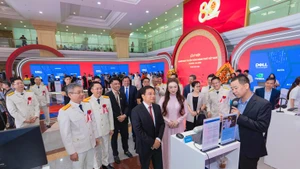 Nguyen Van Thang, Minister of Finance, and Mai Xuan Thanh, Head of the Tax Department, along with other delegates, visited the exhibition of IT applications in taxation at the Tax Sector Digital Transformation Fair. (Photo: gdt.gov.vn)