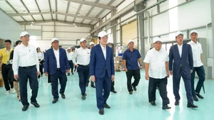 Former State President Truong Tan Sang, Deputy Prime Minister Nguyen Chi Dung, and delegates visited Onaga Company at HANSSIP. (Photo: NDO)