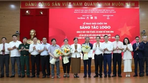 Authors winning awards take photo with the organising committee. (Photo: NDO)