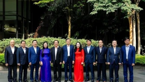 Members participate in the third research and exchange programme of the project on potential Vietnamese leaders in Singapore (Photo: VNA)