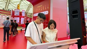 Experiencing to learn about the 95 years of the Party Flag Lighting the Way through new technology, organised by Nhan Dan Newspaper. (Photo: NDO)