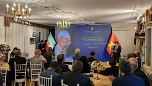 Ambassador Nguyen Luong Ngoc delivers a speech at the ceremony marking the 135th anniversary of President Ho Chi Minh’s birthday (Photo: nhandan.vn)