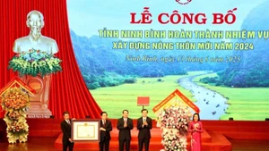 On behalf of Party and State leaders, Vice Chairwoman of the National Assembly Nguyen Thi Thanh presents the Prime Minister’s decision to the provincial leaders of Ninh Binh Province (Photo: nhandan.vn)