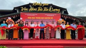 Delegates cut the red ribbon to open the exhibition. (Photo: NDO)