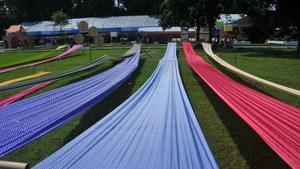 People in Van Phuc Silk Village dry silk. (Photo: NDO)