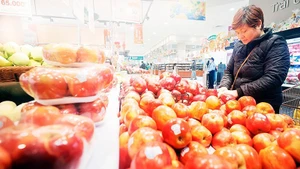 Customers select fruit at an Aeon Long Bien supermarket, Ha Noi. (Photo: TRAN VIET/NDO)