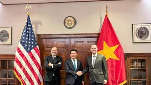 From left to right: US Secretary of Commerce Howard Lutnick, Vietnamese Minister of Industry and Trade Nguyen Hong Dien and Ambassador Jamieson Greer, US Trade Representative. (Photo: VNA)