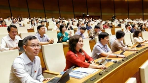All 470 delegates present at the NA's 9th session vote in favour for the resolution amending key provisions of the Constitution of the Socialist Republic of Viet Nam. (Photo: VNA)
