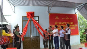 Each house is a valuable gift contributing to realising the dream of settling down for the poor. (Photo: NDO)