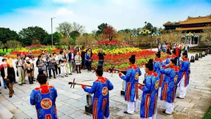 Visitors enjoy Hue Royal Court Music at the Imperial City. (Photo: NDO)