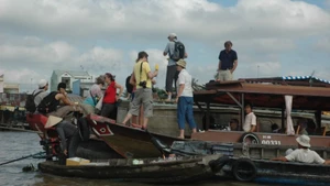 Foreign tourists visit at Cai Rang Floating Market, Can Tho. (Photo: NDO)