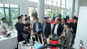 Introducing high-tech products at the event connecting technology supply and demand in Hoa Lac High-Tech Park. (Photo: nhandan.vn)