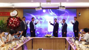 Delegates pressed the button to launch the Viet Nam Science and Technology Exchange. (Photo: nhandan.vn)