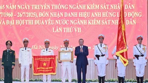 General Secretary To Lam awards the title of Hero of Labour to the People's Procuracy sector.