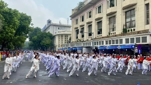 The elderly participate in a health exercise festival in Ha Noi. (Photo: THUY HA)