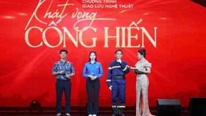Meeting and exchanging with outstanding examples (Photo: NDO)