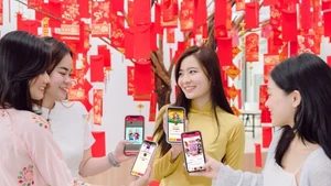 Instead of preparing new cash, many people are now choosing to give online lucky money. (Photo: vikkibank.vn)