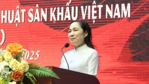 People’s Artist Trinh Thuy Mui speaks at the workshop “50 years of innovation of the Vietnamese theatre art” (1975–2025).