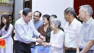 NA Chairman presents Tet gifts to disadvantaged residents in Can Tho city (Photo: VNA)