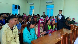 Better ensuring citizens' access to information in the new situation. (Illustrative photo. Source: TL)