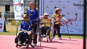 Athletes Bien Thi Chung and Huynh Thi Hanh won a silver medal in the women's doubles archery final at the 13th ASEAN Para Games. (Photo: NDO)