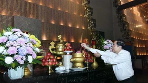 National Assembly Chairman Tran Thanh Man offers flowers and incense to heroic martyrs at the Ben Duoc Martyrs Memorial Temple in Cu Chi commune, Ho Chi Minh City (Photo: daibieunhandan.vn)