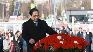 Prime Minister Pham Minh Chinh lays flowers in tribute to President Ho Chi Minh at the late leader's monument in Moscow on March 23 morning. (Photo: VNA)