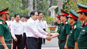 National Assembly (NA) Chairman Tran Thanh Man meets with representatives of Division 9 under Army Corps 34 in Ho Chi Minh City on March 3 (Photo: VNA)
