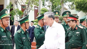 Party General Secretary To Lam, who is also Secretary of the Central Military Commission, visits officers and soldiers of the Ea H’Leo Border Guard Station on February 11 (Photo: VNA)