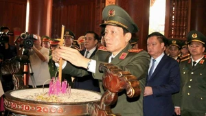 General Luong Tam Quang, Politburo member, Secretary of the Central Public Security Party Committee and Minister of Public Security, offers incense to President Ho Chi Minh at the Kim Lien Special National Relic Site. (Photo: NDO)