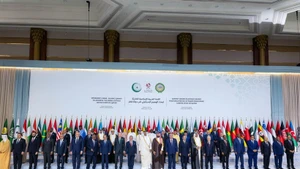 Delegates pose for a group photo at the emergency summit of the Arab League (AL) and the Organisation of Islamic Cooperation (OIC) in Doha, Qatar, on September 15, 2025. (Photo: AA/VNA)