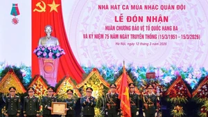 Authorised by the State President, General Nguyen Trong Nghia presented the third-class Fatherland Protection Order to the theatre. (Photo: qdnd.vn)